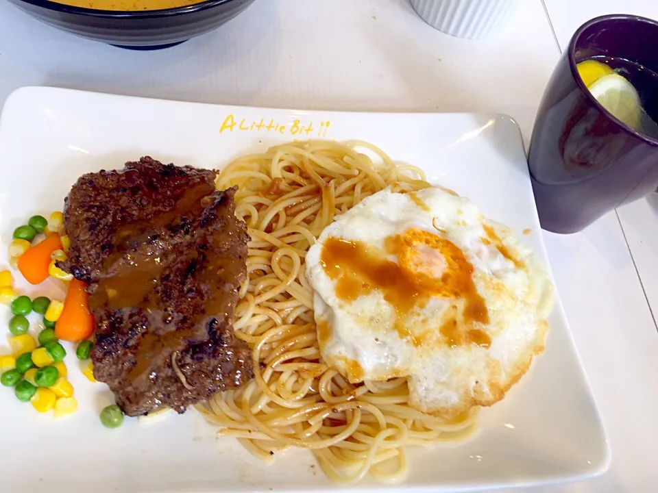 Pasta with steak & egg + lemon water|Sky Blueさん