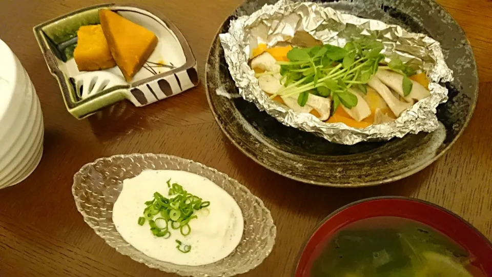 Snapdishの料理写真:鱈のホイル焼き、大根水菜のお味噌汁、湯葉、南瓜の煮物|アンジェさん