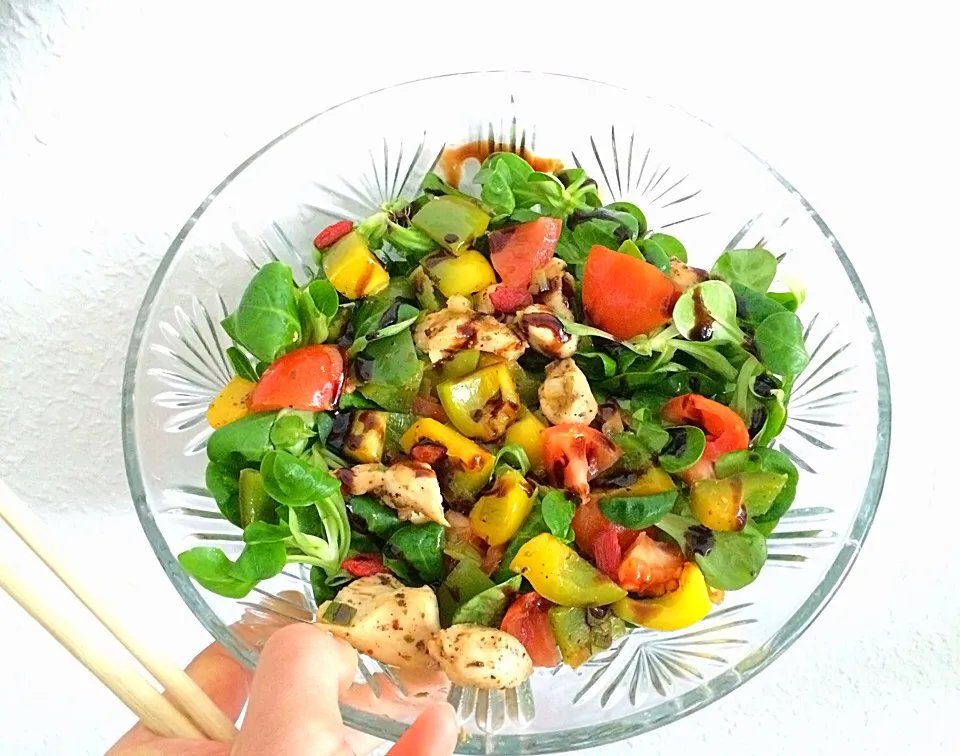fresh salad with tomatoes, carrots, mushrooms and roasted chicken stripes. Added walnut oil and truffle flavored balsamic acid 🍴👍|CatzeMDさん