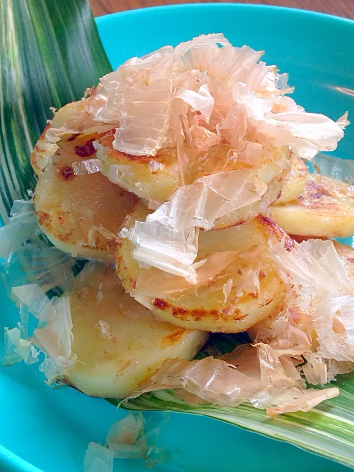 izoomちゃんの料理 じゃがいものアサツキ&おかかまみれ 【Fried potatoes dusted w/ Japanese chive and bonito flakes 】|nononkoさん