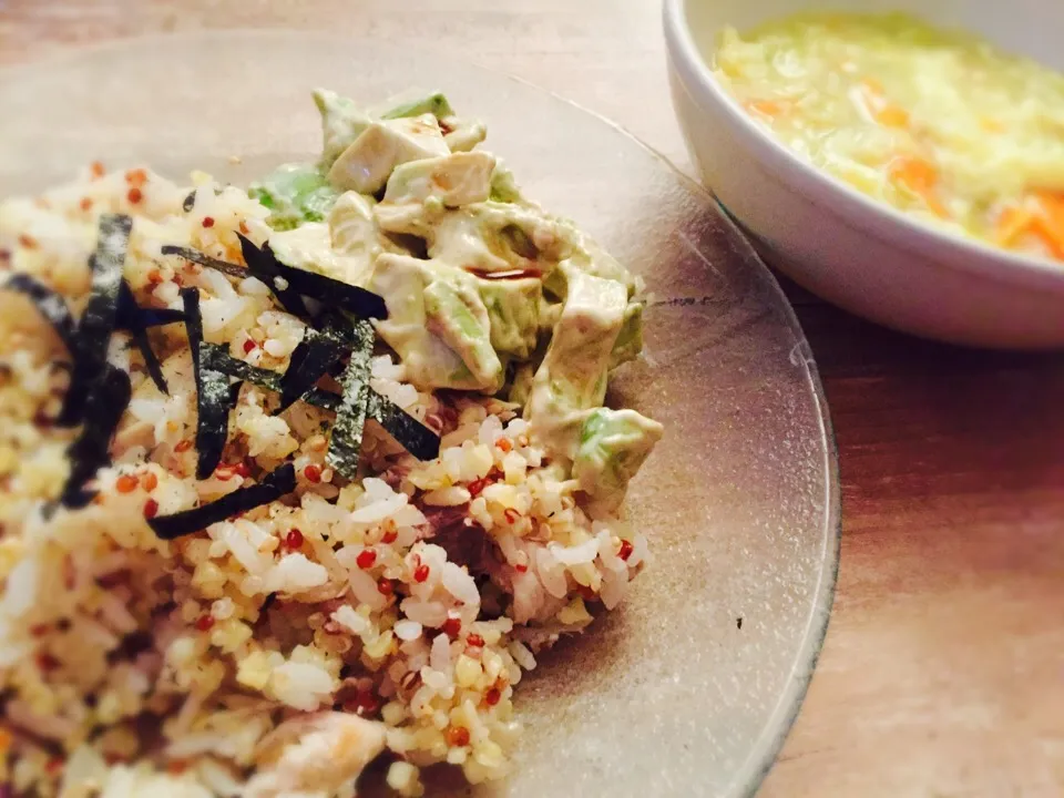 🍴玄米とキノアの鯖混ぜ寿司 アボカドの和風和え

🍴野菜と卵のトロトロスープ|mkさん