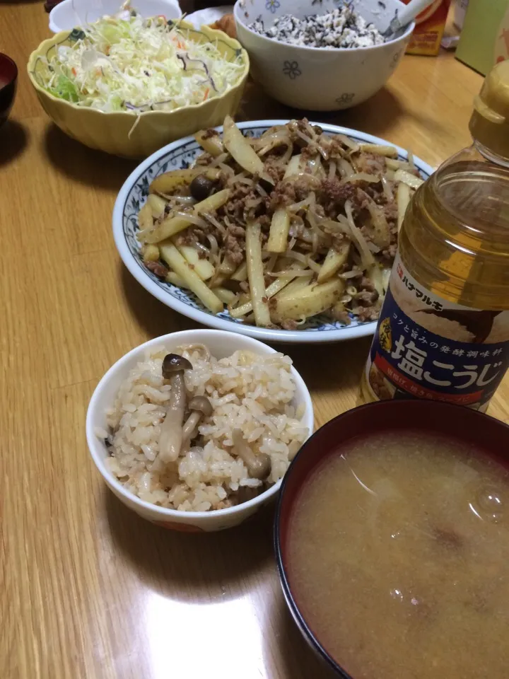 Snapdishの料理写真:液体塩こうじ入りツナとシメジの炊き込みご飯🍚
ジャガイモとモヤシのひき肉入りきんぴら
白和え
ナメコとネギの味噌汁|こむぎさん