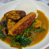 Snapdishの料理写真:ベジタリアンシシュケバブとカレーライスです。 #ベジタリアン #シシュケバブ #ベジタリアンシシュケバブ #手作り #ベジタリアン料理 #カレー #カレーライス #肉なし|Mike Popeさん