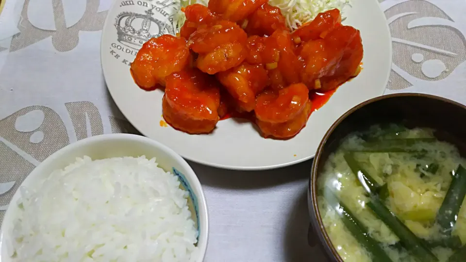 エビチリ
ニラとたまごの味噌汁
ご飯
#夜ご飯
#手抜き|めぐさん