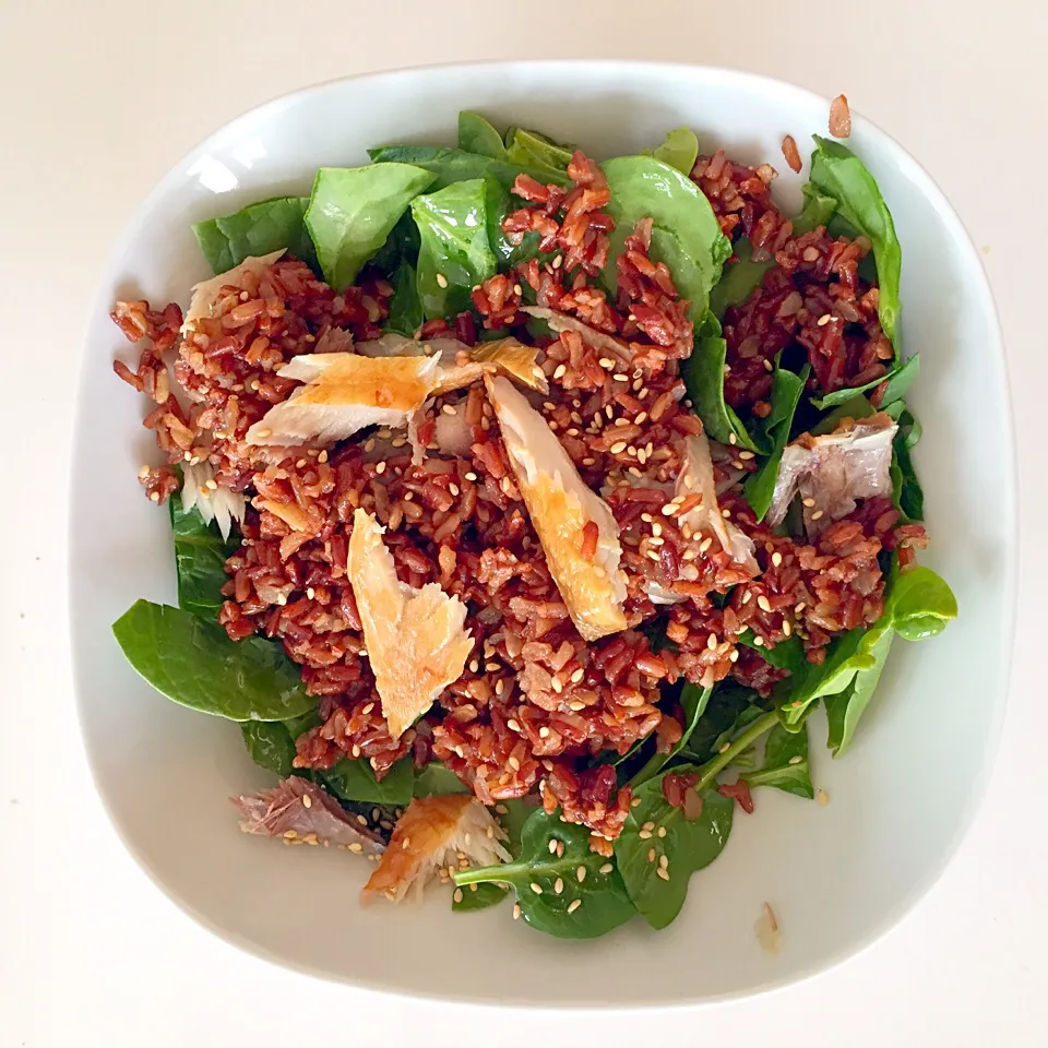 Spinach salad with red rice and smoked mackerel. Sesame dressing|Liesbeth Maliepaardさん