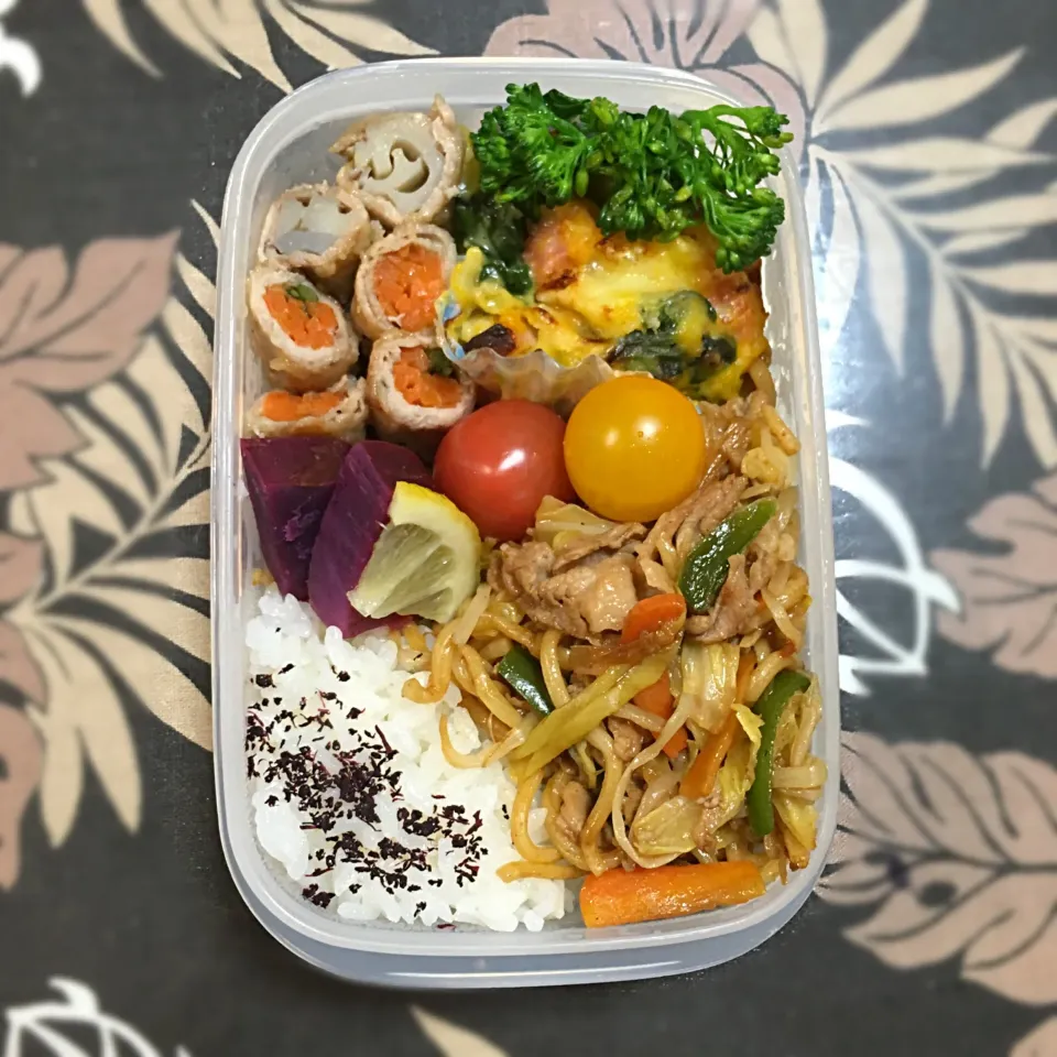 Snapdishの料理写真:今日の自分弁当。
残り物の焼きそばを詰めました。|かずみさん