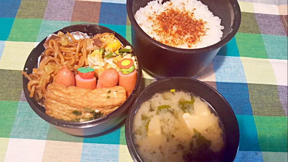 お弁当。焼きそばと厚揚げ煮とほうれん草卵とウインナーとお味噌汁。|エリカさん