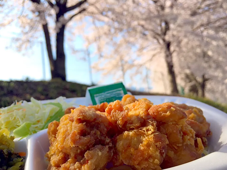 お弁当を買って、主人とお花見しながらいただきました(^ ^)🌸|nacchan♪さん