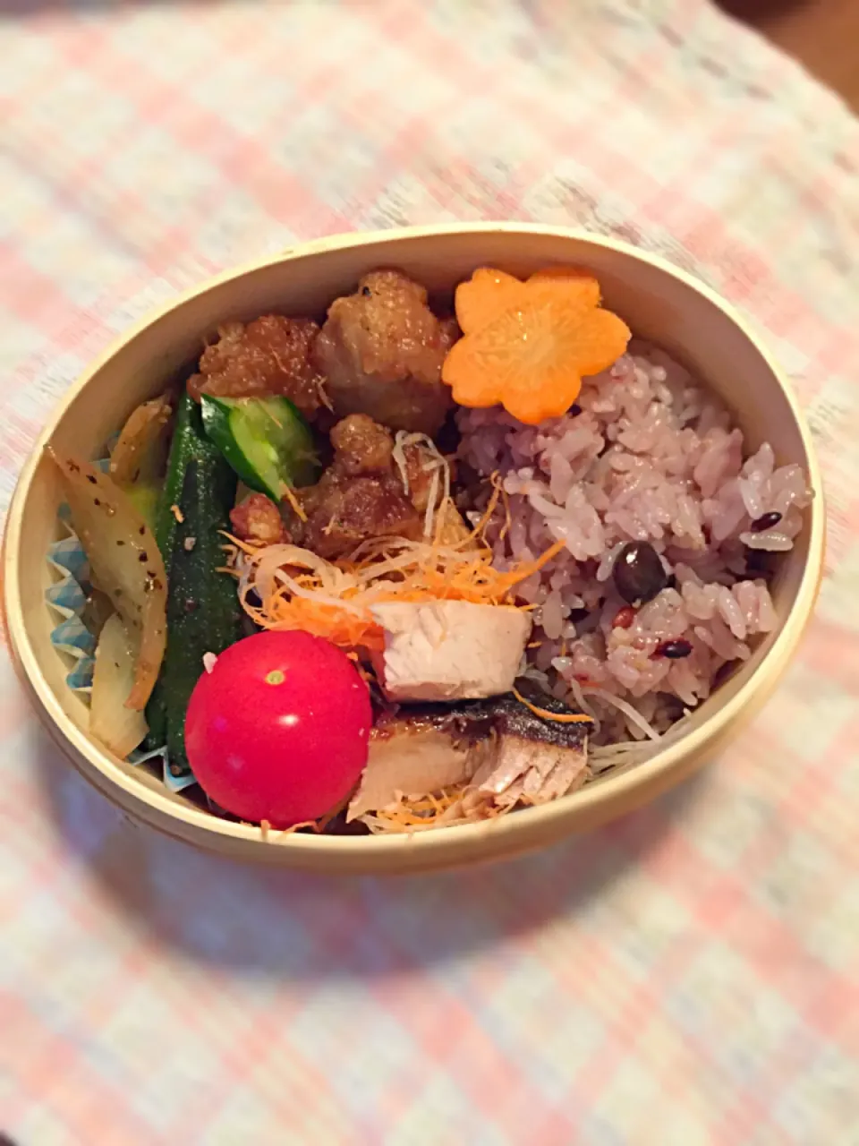 Snapdishの料理写真:お弁当
❇︎雑穀米
❇︎唐揚げ
❇︎オクラと玉ねぎのガーリック炒め
❇︎ぶり
❇︎プチトマト|richanさん