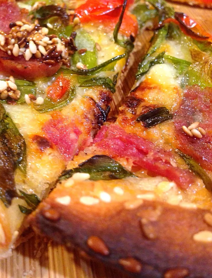 Mixed cheese, green onions, sopresatta, tomatoes pizza|Peter Simonさん