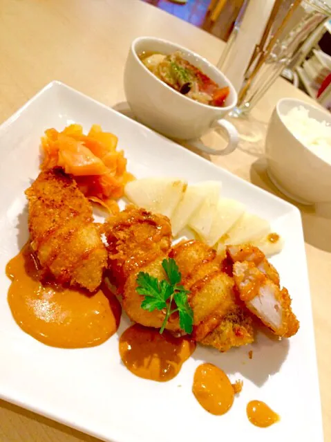 Deep fried Cod fish and Pot-au-feu！
木曜、トモさんカフェのランチ！
生タラのフライと、野菜たっぷりポトフ風スープ頂きます！|心斎橋  C Flat Cafeさん