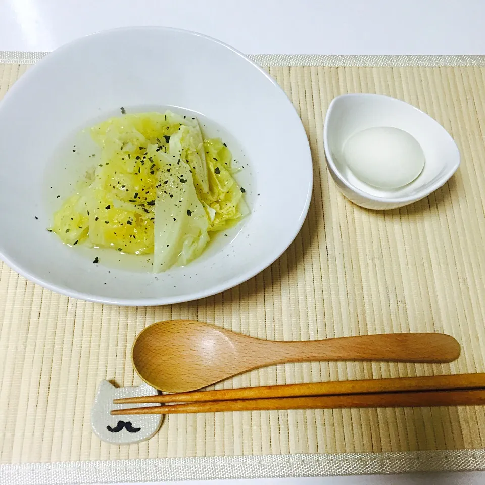 Snapdishの料理写真:ライザップ  100kcal   きゃべのコンソメスープとゆで卵|まみぱーさん