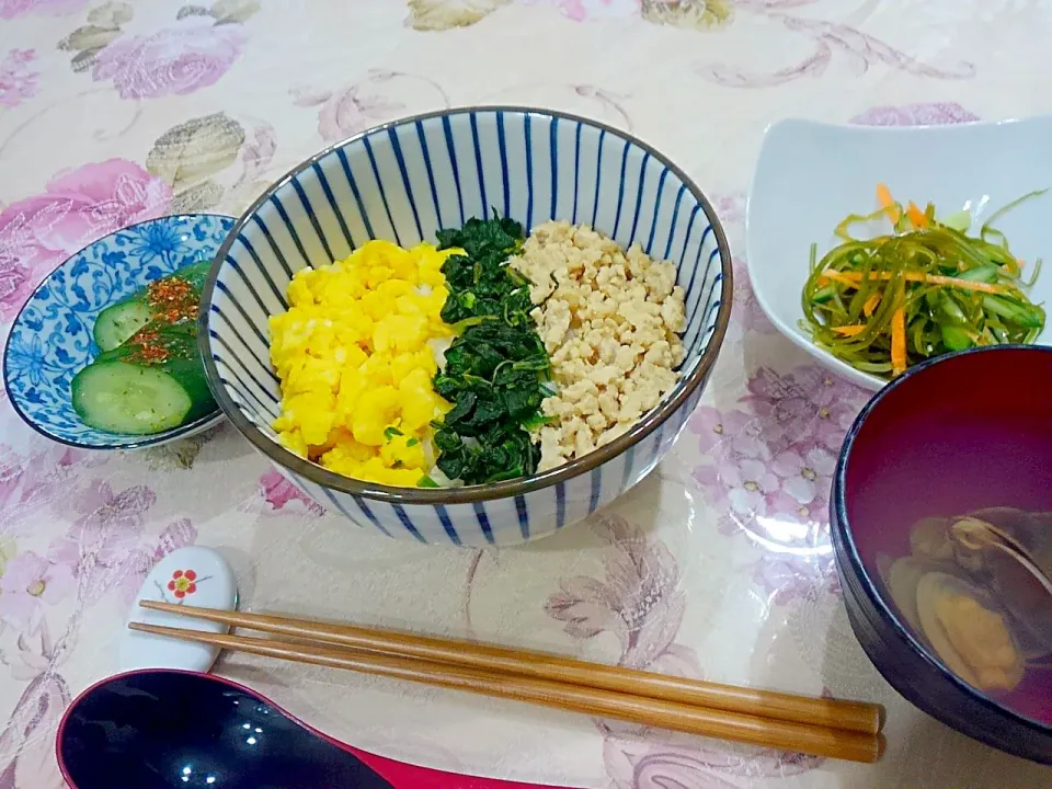 三色ご飯😋きうりの糠漬け😉切り昆布のサラダ😌アサリのおつゆ|たえさん