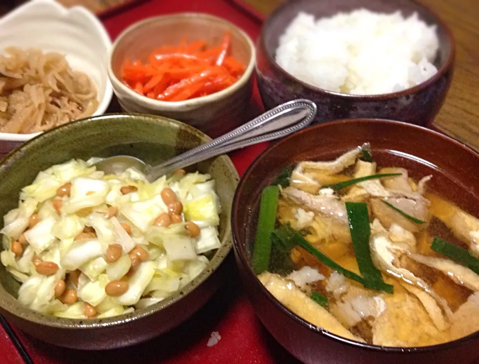 晩ごはん  豚吸い キャベ納豆 にんじんマリネ 切り干し大根煮 白飯|ぽんたさん