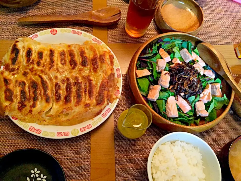 羽根付き餃子と焼きサーモンのサラダ|Emiko Kikuchiさん