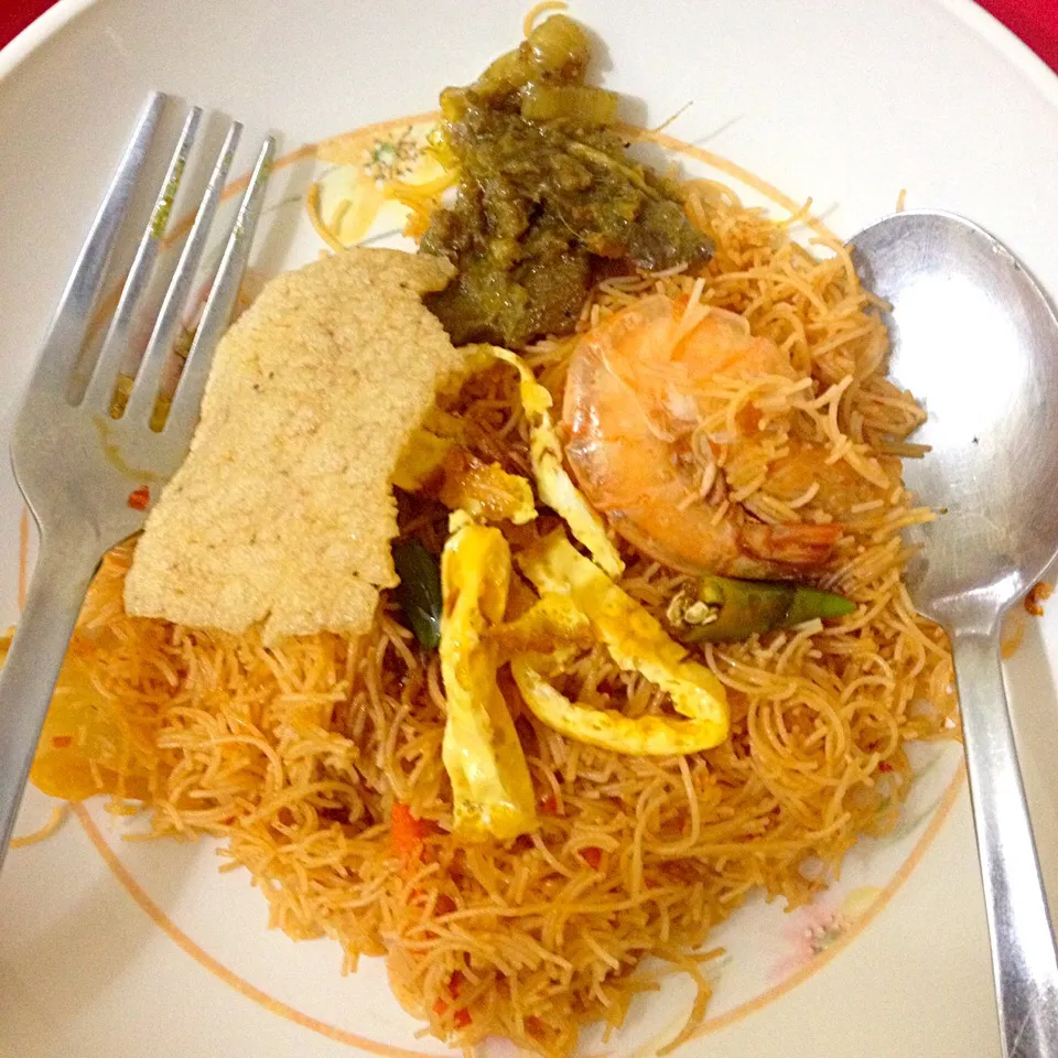 Fried rice vermicelli with prawns, served with fish crackers, shredded omelette and hot soy sauce|afnizarmohdさん