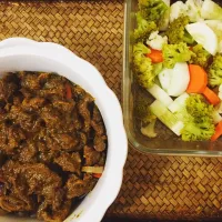 Snapdishの料理写真:Fried beef a la satay and steamed veggies, served with rice|afnizarmohdさん