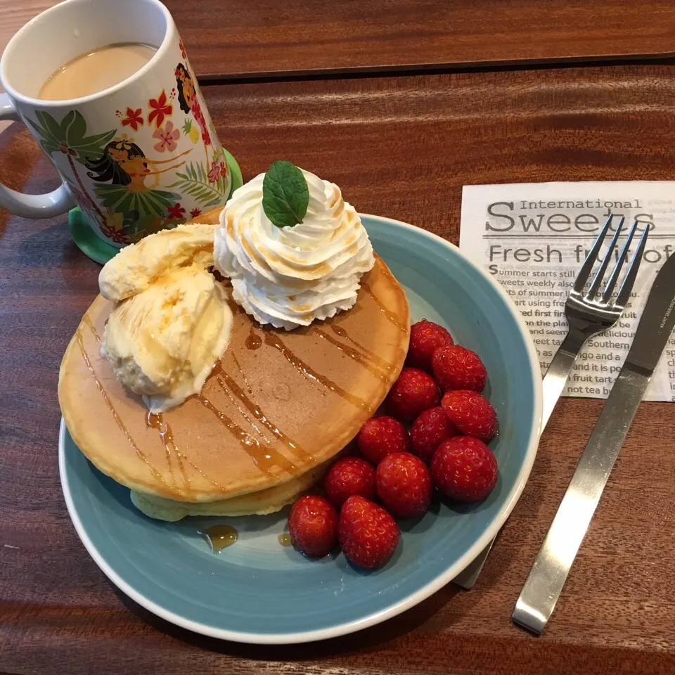 Snapdishの料理写真:2016.4.7 あいにくの雨の日は遅めにパンケーキ朝食|あっきーよさん