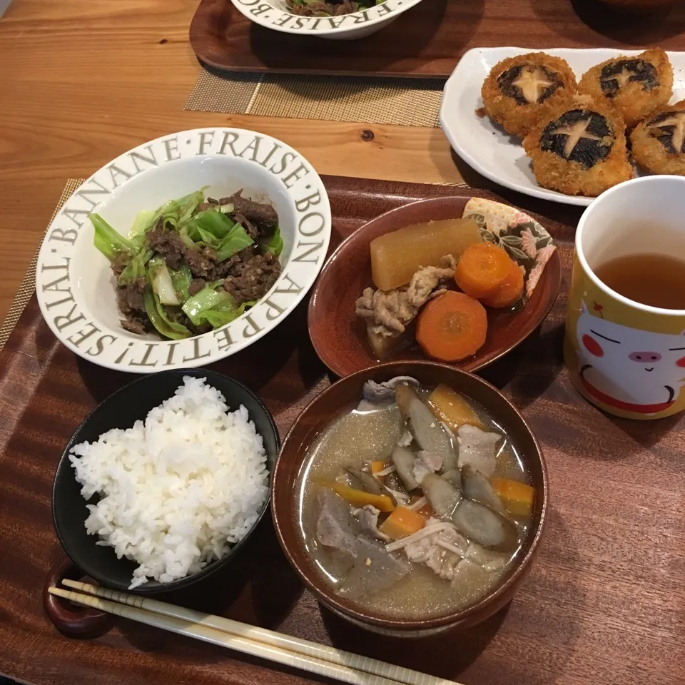 2016.4.7 晩御飯 コストコプルコギとキャベツの炒め物、大根の煮物、豚汁
、椎茸フライは買ってきました。|あっきーよさん