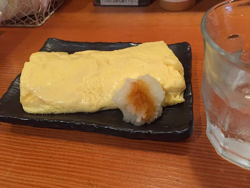 しおつるの出し巻き玉子280円の雄姿ですが、今日の巻きはちょいと雑で御座います🤔いつもの子の出し巻き玉子は芸術品的な巻きですのよ✨|にゃあ（芸名）さん