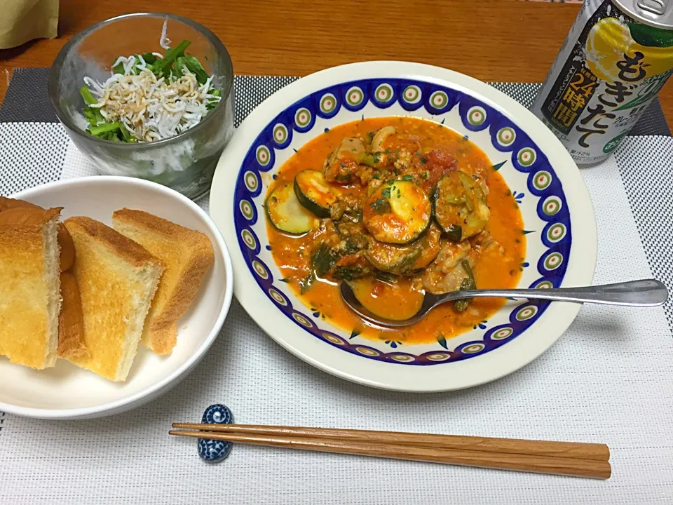 ズッキーニとチキンのトマト煮、春菊サラダ(しらすがけ)|hhhさん