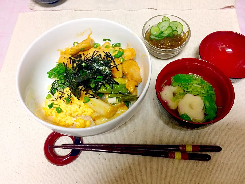 鶏胸肉でやきとり丼にして見ました。😄
まさか？！作るとは…。😅
思った以上に美味しかったです。玉子はマービーで甘くしてます。
塩分2gです。|ナタママさん