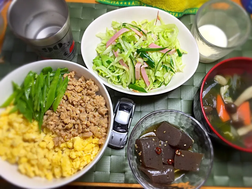 4/7💁🏻晩ご飯🍚三色丼・ハムレタスと胡瓜のサラダを特製フレンチドレッシングで・蒟蒻の出汁煮物・野菜スープ🍽🍻|Asa Eiさん