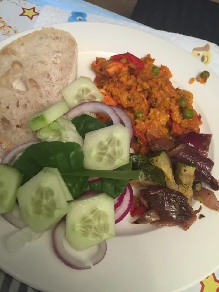 Chicken and Chorizo paella with salad and Roasted Vegetables|Harriet Pritchardさん