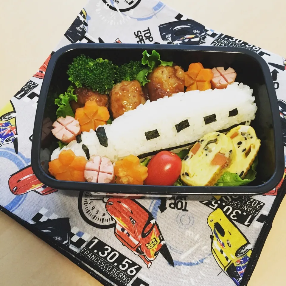 今年度初お弁当♪新幹線おにぎり 〜年少がんばれ弁当〜|やっこさん