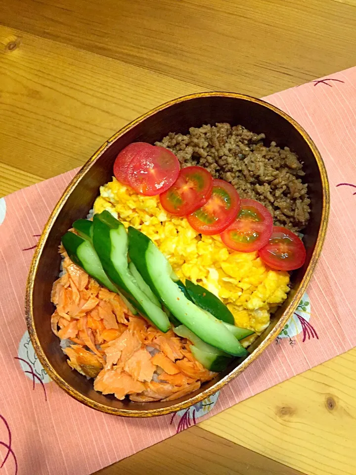 ４月８日
彩り弁当

ごはん
炒り卵
きゅうりの浅漬け
塩鮭フレーク
甘辛そぼろ
ミニトマト|ひななぎさん