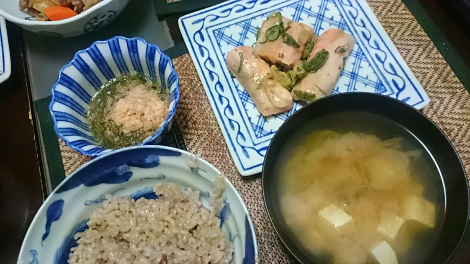 鮭のハラス＆めかぶ＆豆腐の味噌汁|まぐろさん