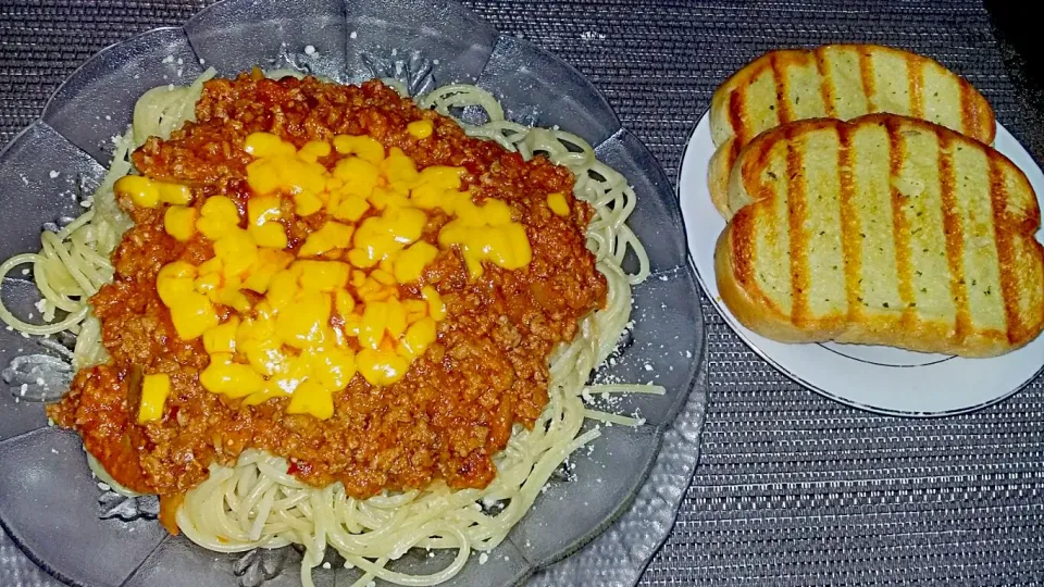 Homemade Ground Turkey Spaghetti with Grilled Garlic Bread and Parmesan Cheddar Cheese.|Juan Simmsさん