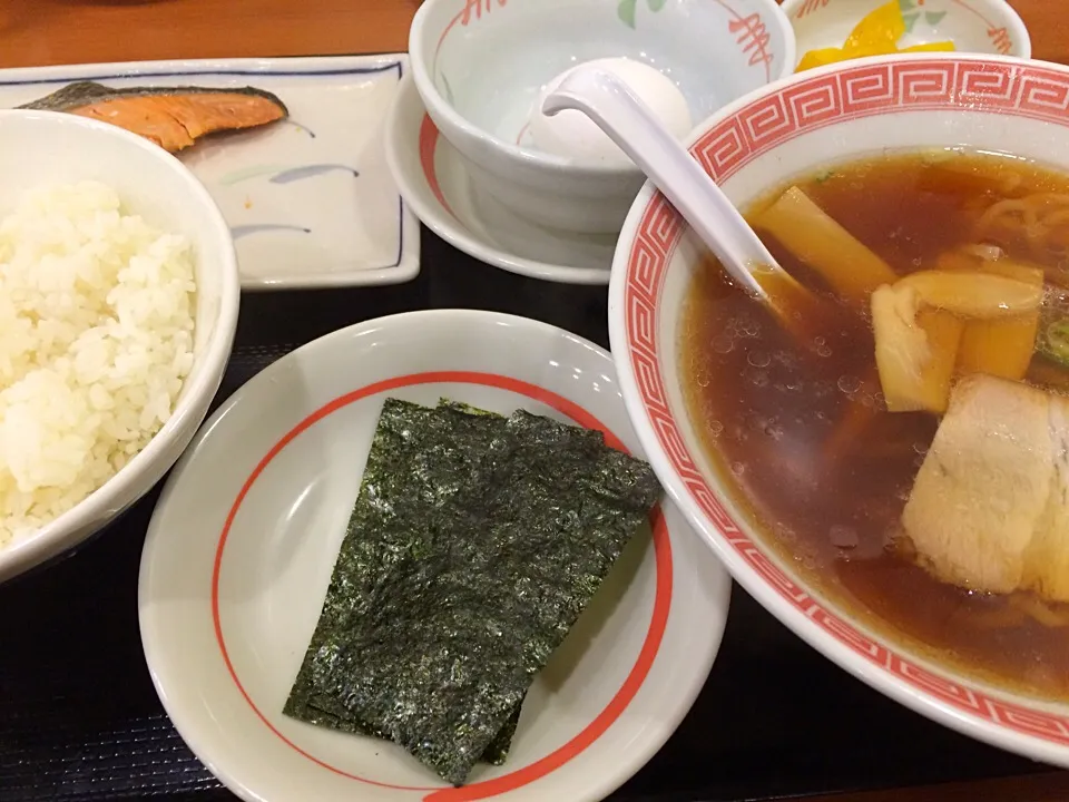 Snapdishの料理写真:朝らーめん・鮭玉子定食|Koichiさん