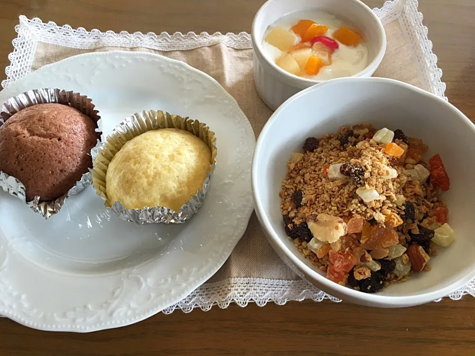 Snapdishの料理写真:グラノーラで朝食(*´▽｀*)

※カスピ海ヨーグルト・フルーツカクテル添え

※フルーツグラノーラ

※蒸しパン(ココア・プレーン)|あんぱんさん