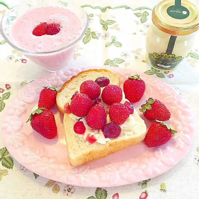 いちごづくしプレート🍓🍽 . もちもち湯種トーストにチーズペーストとクリームチーズをたっぷり塗って、 苺とクランベリーを散らしてベリーチーズトースト🍓💓 . スムージーはいちごとバナナ、豆乳と玄米甘酒（＾＾）♡♡|りぼんさん