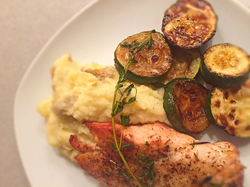 Herb roasted chicken with mashed potatoes and garlic, lemon & thyme zucchini|Liesel Ryanさん