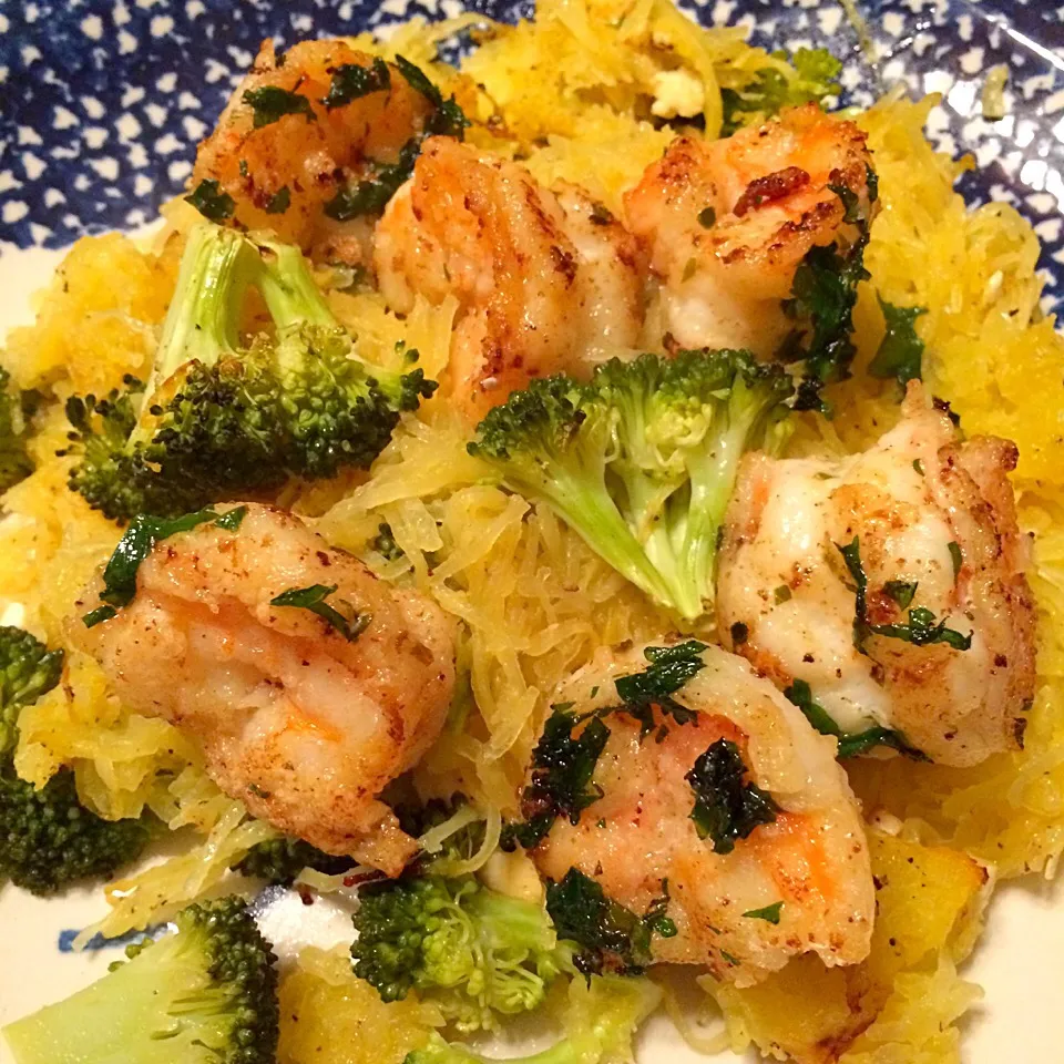 晩ご飯はスパゲティスクウォッシュ・キャセロールとレモンバター海老
Dinner/ Oven baked spaghetti squash, broccoli with goat cheese and lemon butter shrimp.|Nanaさん