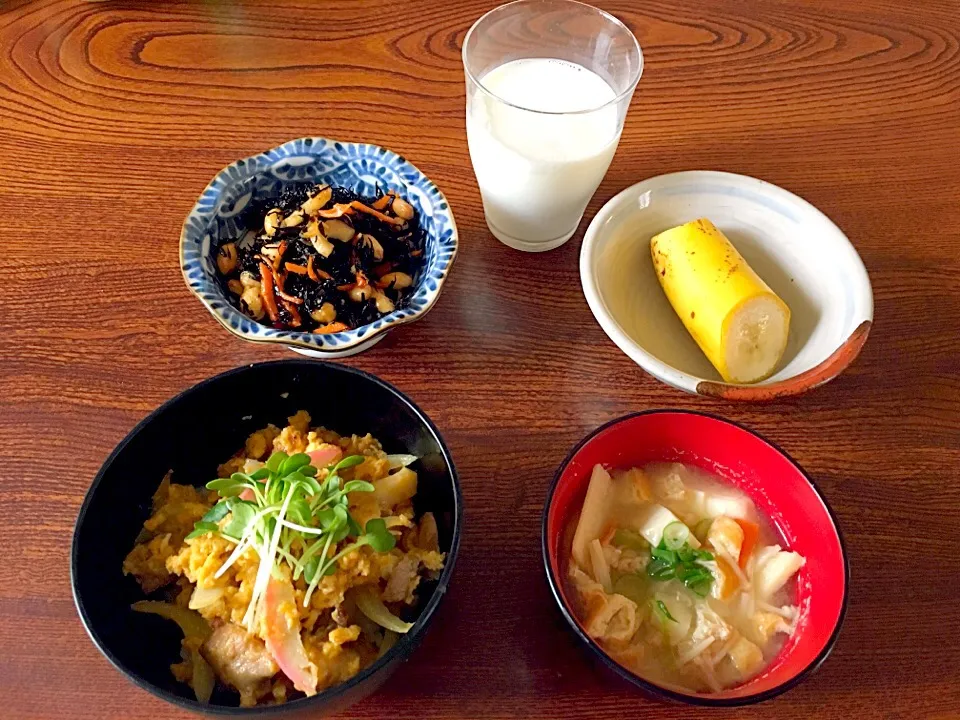 Snapdishの料理写真:親子丼、朝の味噌汁残り、ひじきと大豆の煮物、バナナ🍳|めいこさん