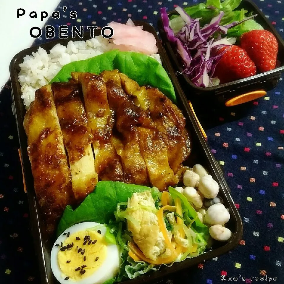 Snapdishの料理写真:おはようございますヾ(o´∀｀o)ﾉ
今日のパパ弁🍱

●ゆで卵
●タンドリーチキン
●イチゴとサラダ
●色んなお豆のマヨサラダ
●水菜と油揚げと人参のお浸し
●麦飯|Kashimanakitchenさん