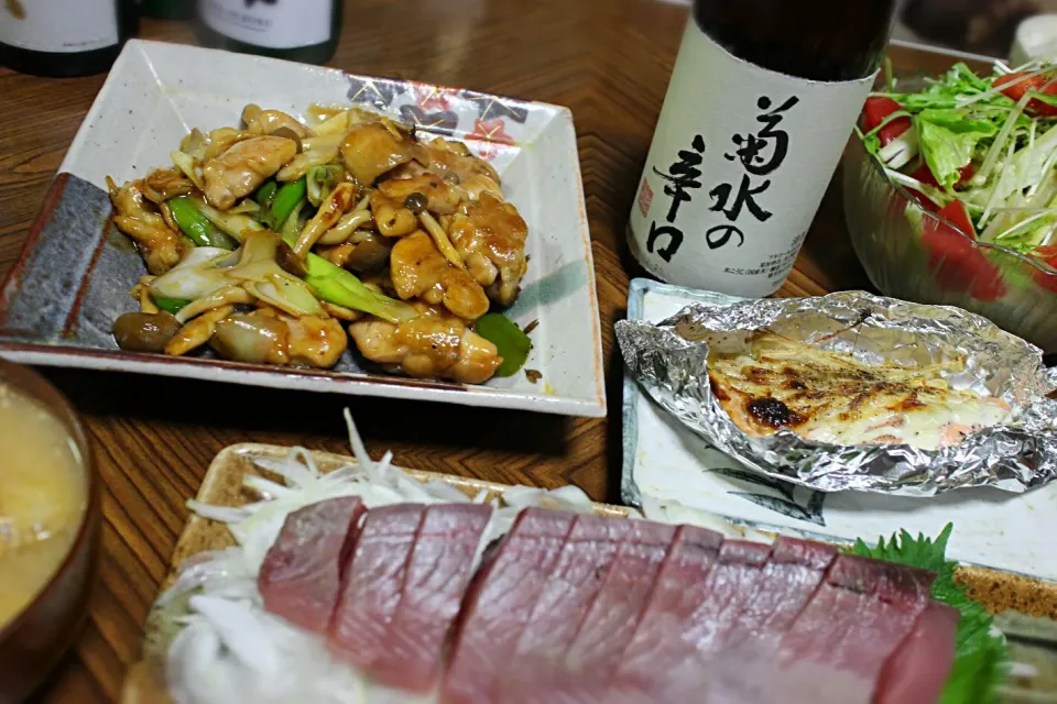 ガリバタ鶏と鮭のマヨネーズホイル焼きと初鰹刺身と菊水の辛口|kunio fukayaさん