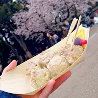 Snapdishの料理写真:上野恩賜公園の桜としゅうまい
わけっこした❣|nさん