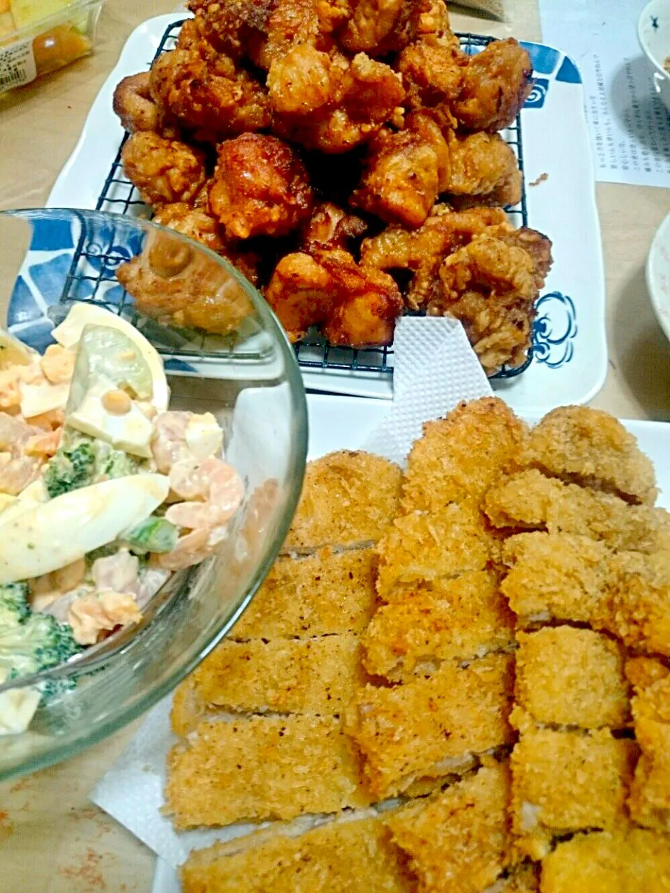 とんかつ、唐揚げ、海老とブロッコリー卵サラダ⤴
三男入学式。お祝い(笑)😁
とんかつと唐揚げが食べたいと！
普段なら食卓にとんかつと唐揚げが並ぶ事はないなぁ～(笑)|abekoさん