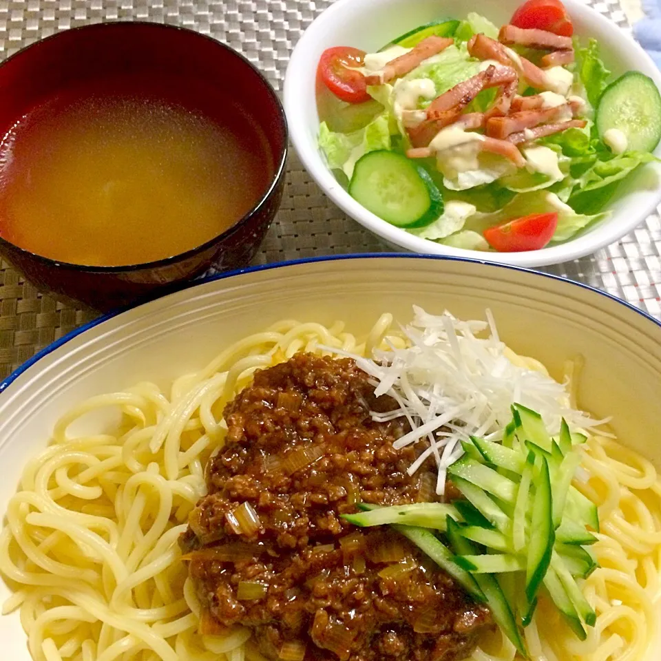 今日の夜ごはん

○ジャージャー麺
○シーザーサラダ
○野菜スープ

ジャージャー麺作ってる途中で甜麺醤が無いことに気付いて、赤味噌などで代用ヽ(；▽；)ノ

味は、きっと、似た様なもんやろ！笑|えりえいたさん