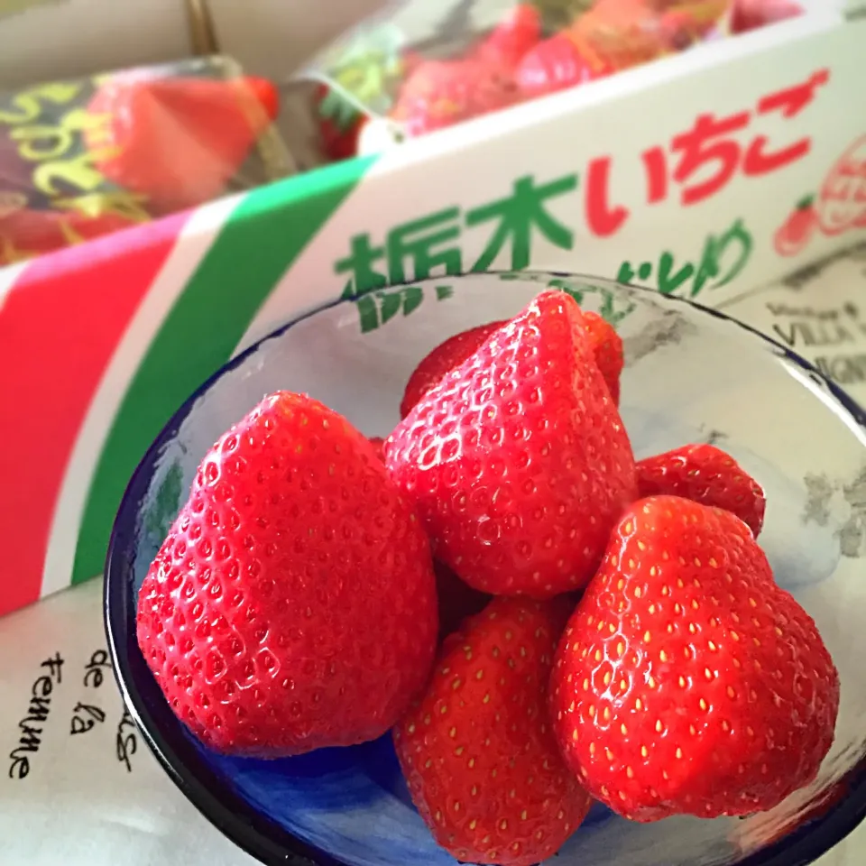 Snapdishの料理写真:ふぅちゃんからの入学祝い🎵とちおとめ🍓|SYRさん