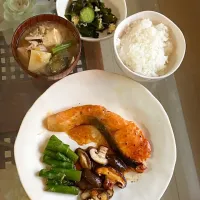 Snapdishの料理写真:朝ご飯。しゃけバターやら酢の物やら豚汁。お野菜沢山使って健康的です。|POCHIさん