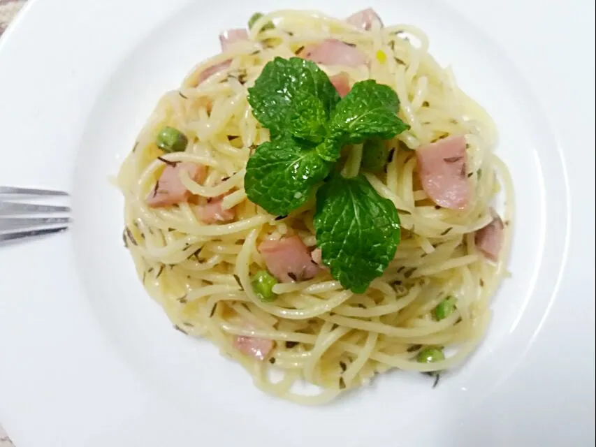 From another angle #spaghetti #jambon #greenpeas #thyme #yummy #tasty #Dinner|Le Anh Nguyenさん