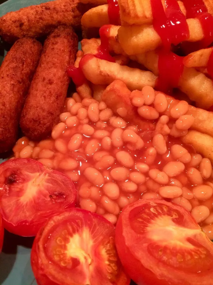 Linda McCartney veggie sausages, baked beans, tomatoes & chips|Nick Hiderさん