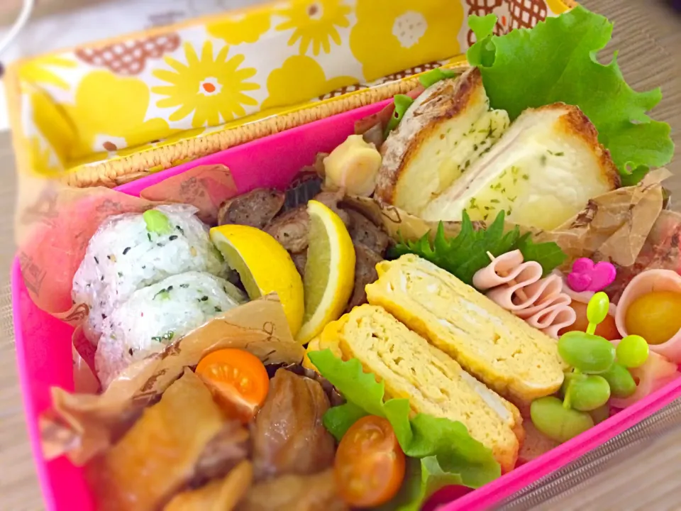 Snapdishの料理写真:お弁当
ハムパン
広島菜おむすび
タン塩炒め
出し巻き卵
鶏肉の酢醤油煮|Nobuko Hosoiさん