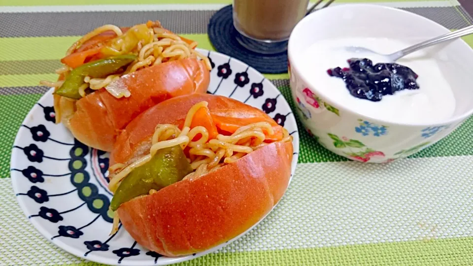 朝ごはんは焼きそばパン！|みんさん