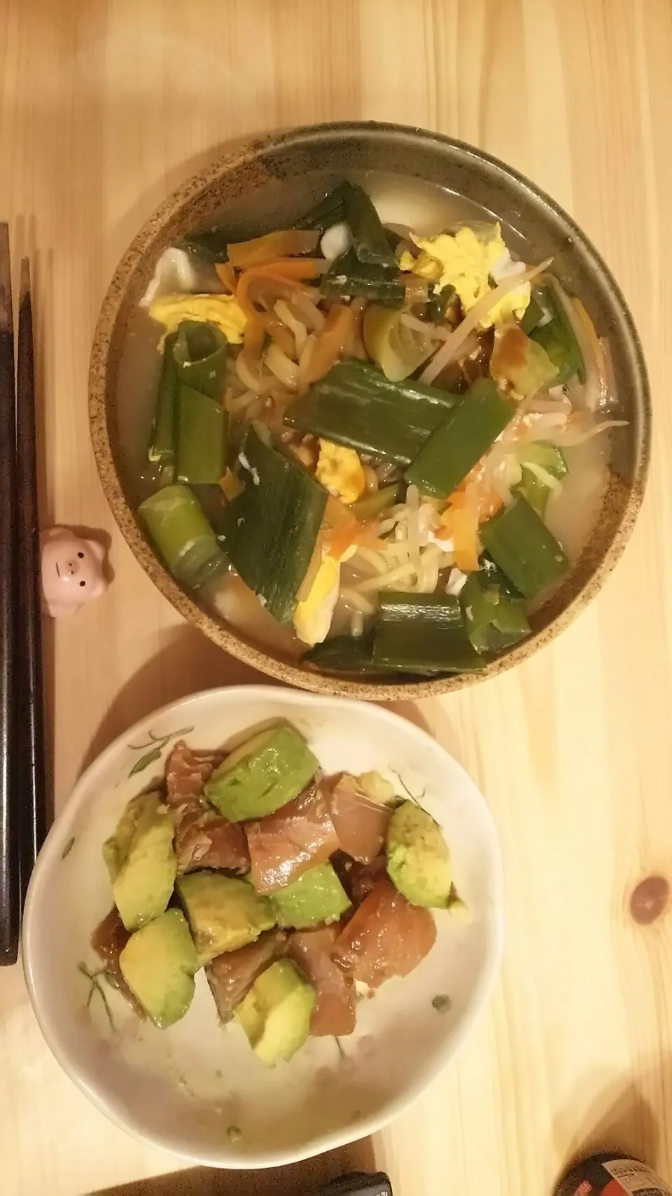 Snapdishの料理写真:#ねぎ大きすぎたラーメン #まぐろアボカド|ともさん